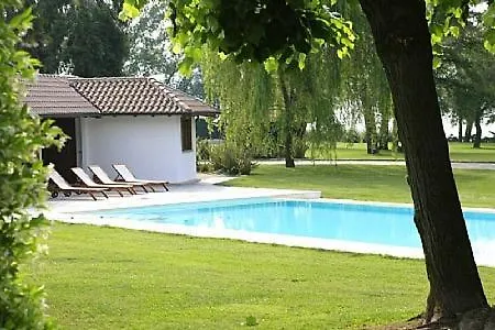 Sleeps 8 Pool Air Con Wifi فيلة