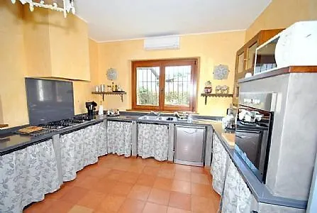 Sleeps 8 Pool Air Con Wifi Lesa