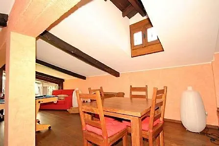 Sleeps 8 Pool Air Con Wifi