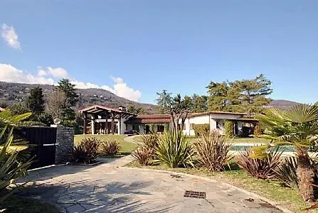 Sleeps 8 Pool Air Con Wifi Lesa